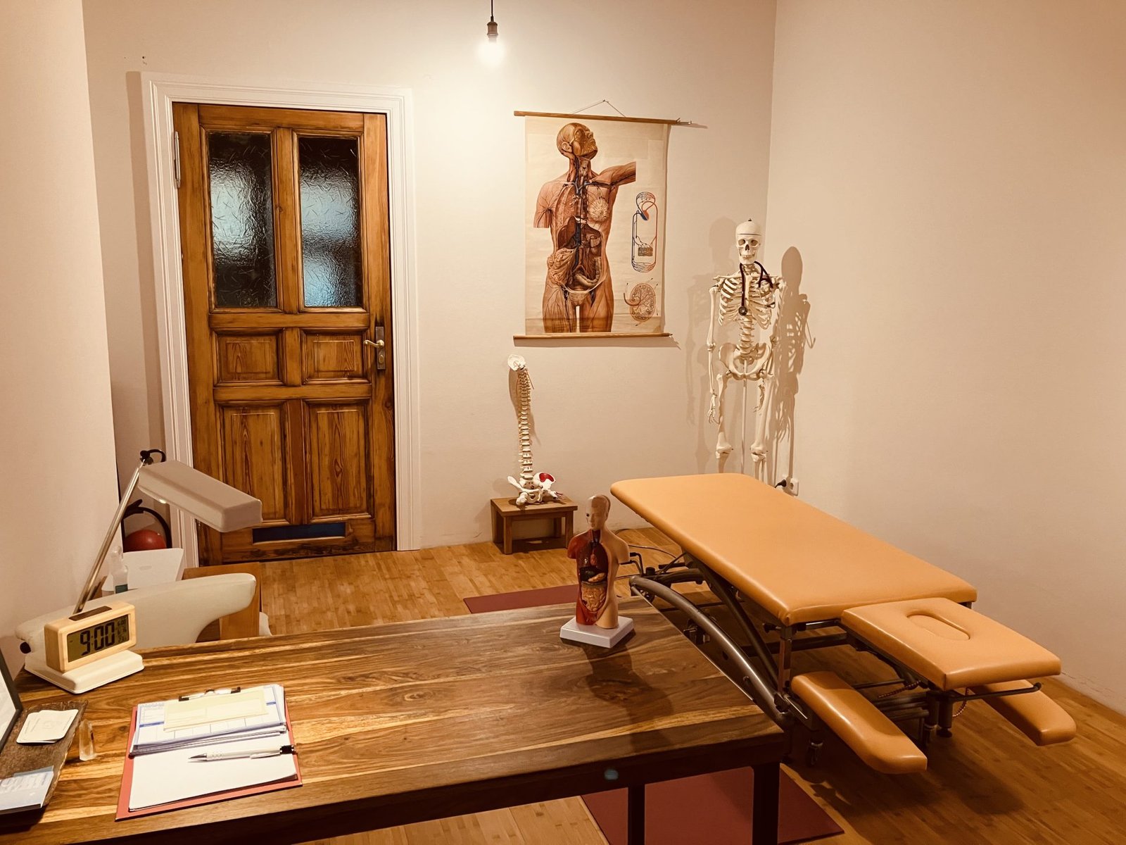 Behandlungsraum der Praxis für Heilkunde & Osteopathie in Berlin-Mitte
